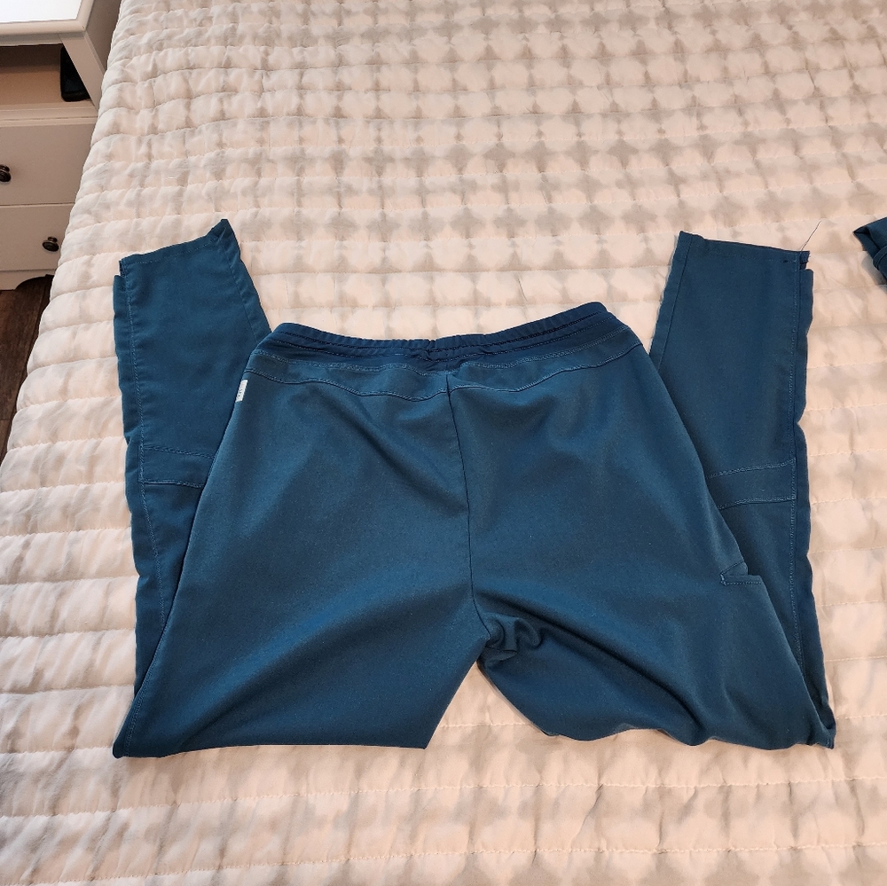Grey's Anatomy ACTIVE Scrub Set - Picture 5 of 6